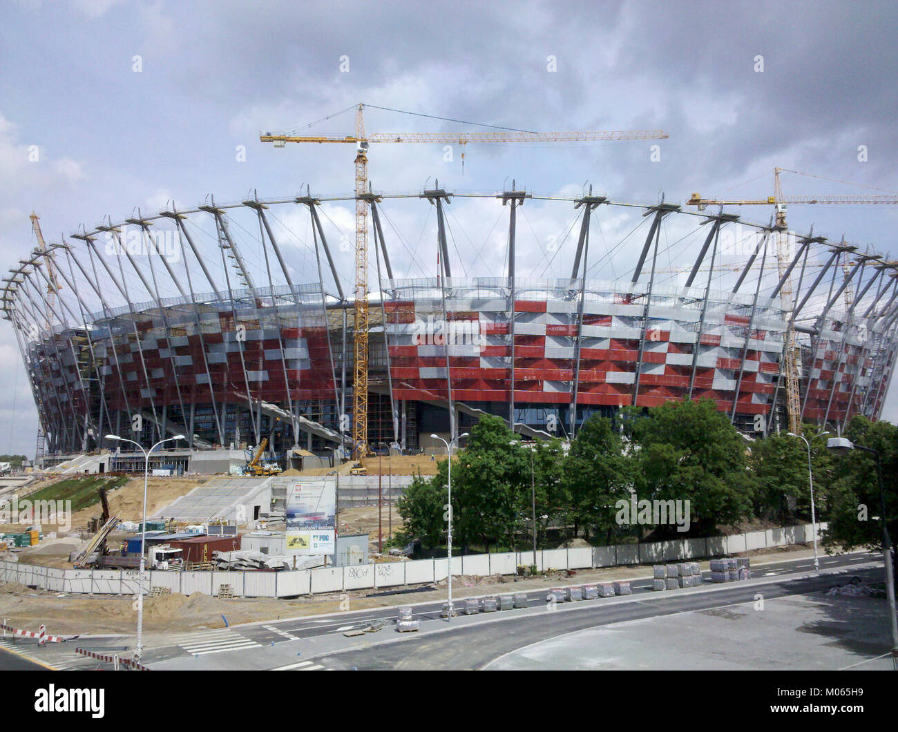 Budowa Stadionu Narodowego si riferisce alla costruzione dello stadio nazionale in Polonia. Mette in evidenza il grande progetto di sviluppo coinvolto nella costruzione dell'iconica struttura sportiva. Foto Stock
