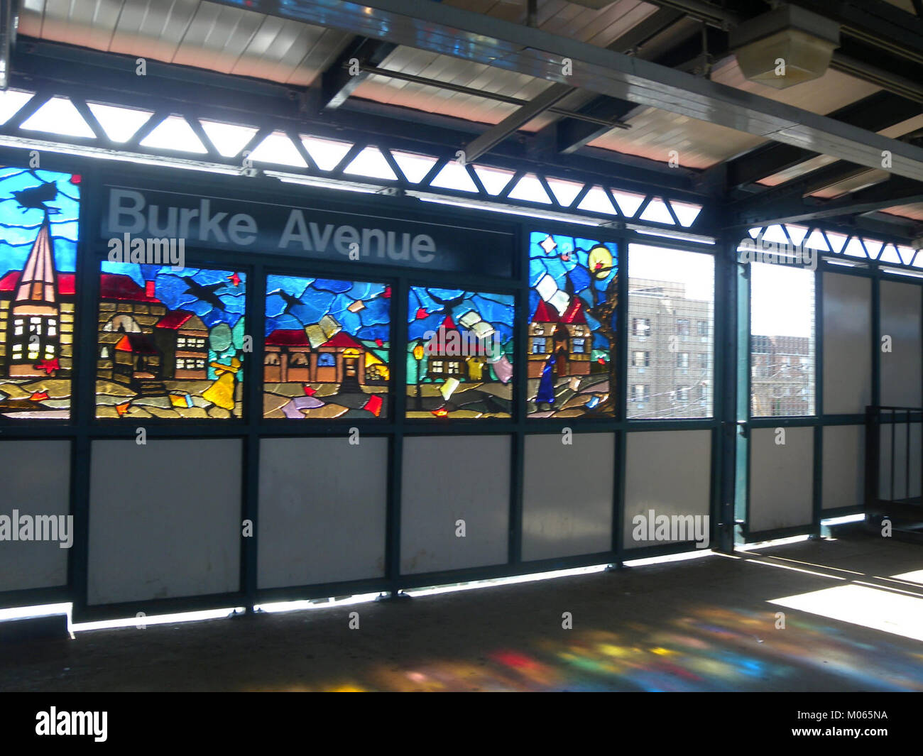 Questa immagine si riferisce probabilmente alla stazione di Burke Avenue sulla linea IRT White Plains Road (IRTWP SB) a New York. L'immagine cattura la piattaforma e l'ambiente circostante del stationâ. Foto Stock