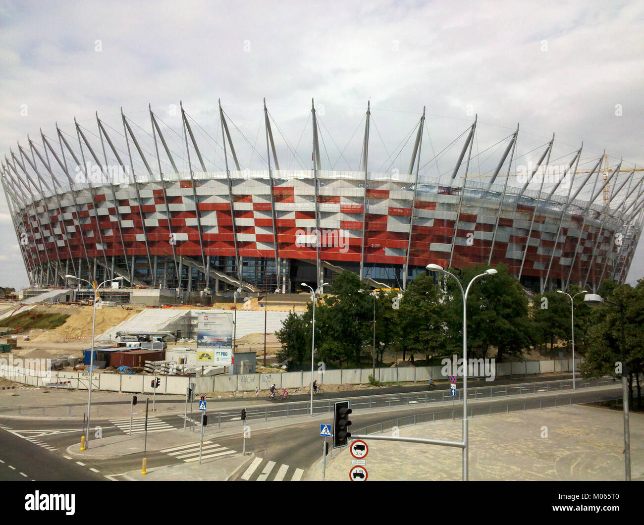 La costruzione dello stadio nazionale in Polonia è iniziata nel giugno 2011, segnando un importante progetto di infrastrutture polacche. Lo stadio è stato progettato per eventi su larga scala, tra cui sport internazionali e concerti. Foto Stock