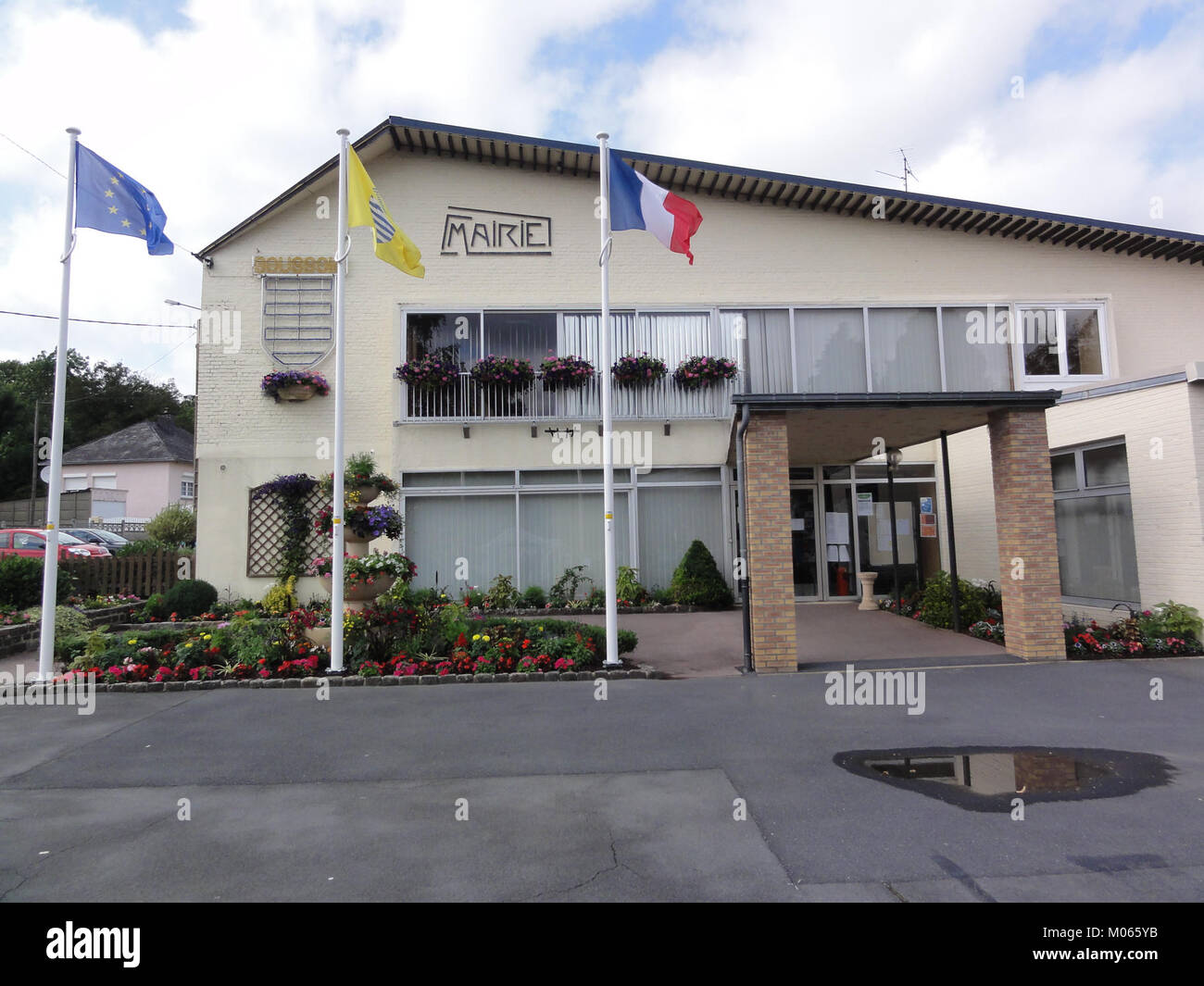 La mairie di Boussois, situata nel Nord, in Francia, funge da municipio. È una parte importante del governo locale e della vita civica francese, che rappresenta il centro amministrativo del townÂ. Foto Stock
