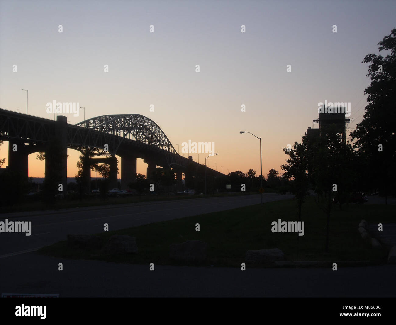 Il Burlington Skyway e l'Lift Bridge in Ontario, Canada, sono elementi chiave delle infrastrutture di trasporto. Questi ponti collegano diverse parti della regione e sono significativi sia per la loro importanza ingegneristica che storica. Foto Stock