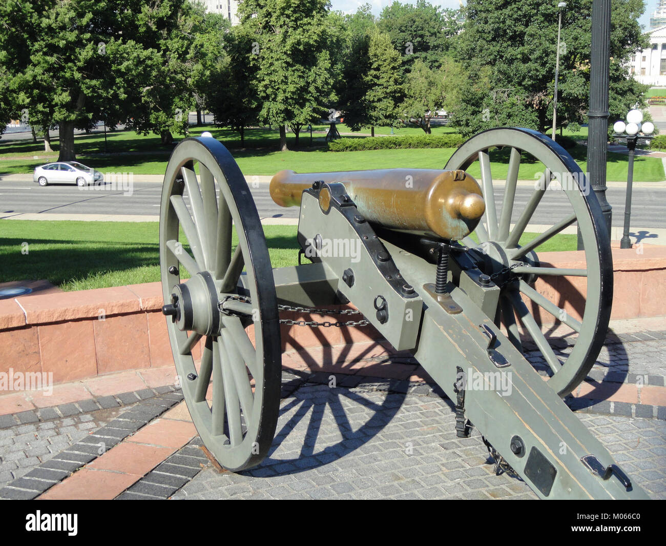 Questo cannone nel Civic Center Park di Denver è un manufatto militare storico, che rappresenta l'artiglieria utilizzata in guerra. Illustra la tecnologia delle armi, la storia della difesa e la commemorazione pubblica del patrimonio militare, conservata nella collezione del Metropolitan Museum of Art. Foto Stock