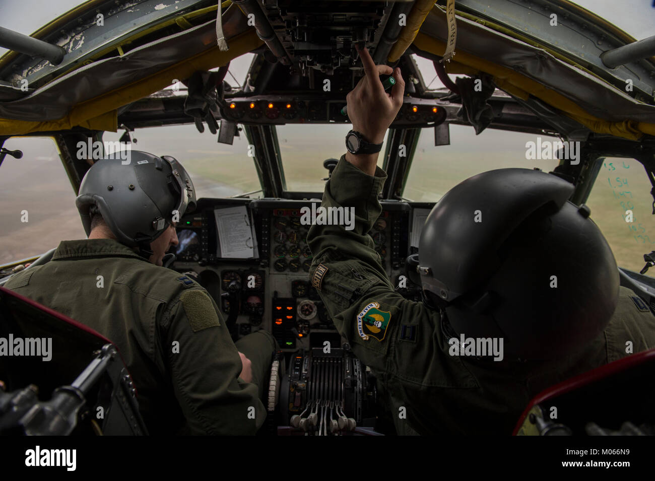 I piloti dal ventitreesimo squadriglia di bombardieri preparare un B Stratofortress per un volo a RAF Fairford, Inghilterra, Gennaio 12, 2018. Foto Stock