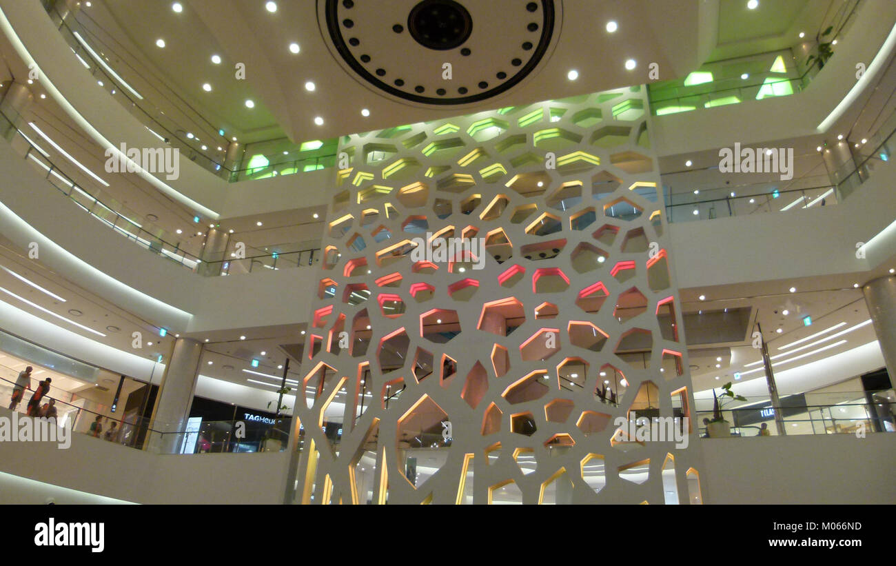 Fotografia di lotte Town a Busan, Corea del Sud, che mette in evidenza l'architettura, il design urbano e gli spazi di vendita al dettaglio e intrattenimento. Foto Stock