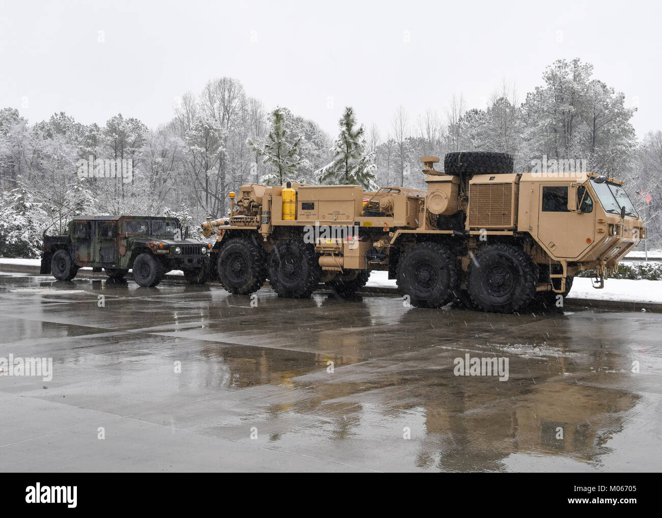 Stati Uniti Soldati con il campo officina di manutenzione 5 Recupero veicolo Team, Carolina del Sud la Guardia Nazionale, assistere Highway Patrol con recupero del veicolo durante una tempesta di neve in collina della roccia, South Carolina, Gennaio 17, 2018. Foto Stock