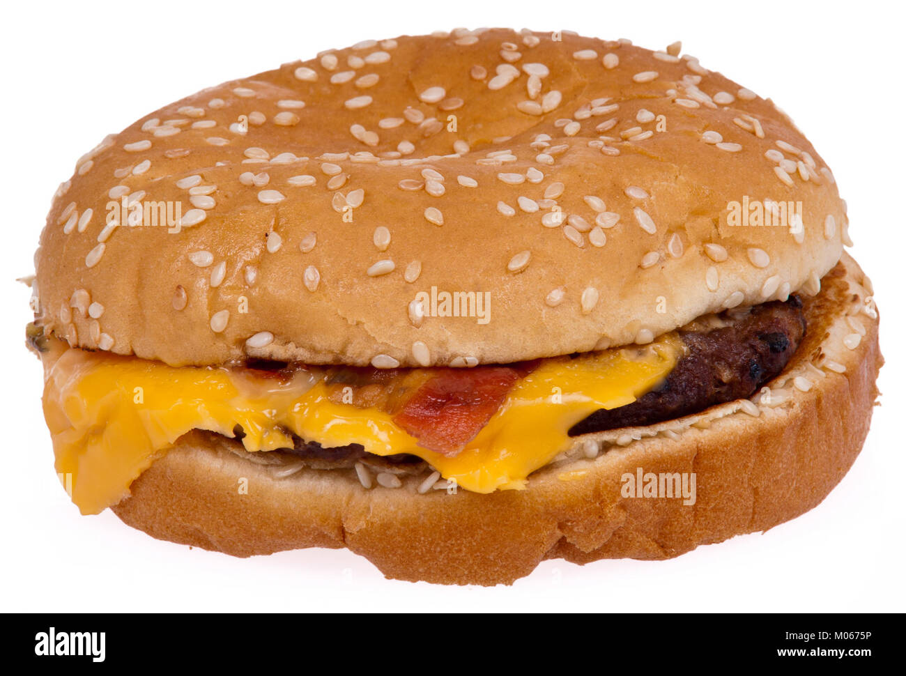Cheeseburger con pancetta di Burger King che mostra strati di panini tra cui pancetta, formaggio e hamburger, che rappresentano la popolare cucina fast food. Foto Stock