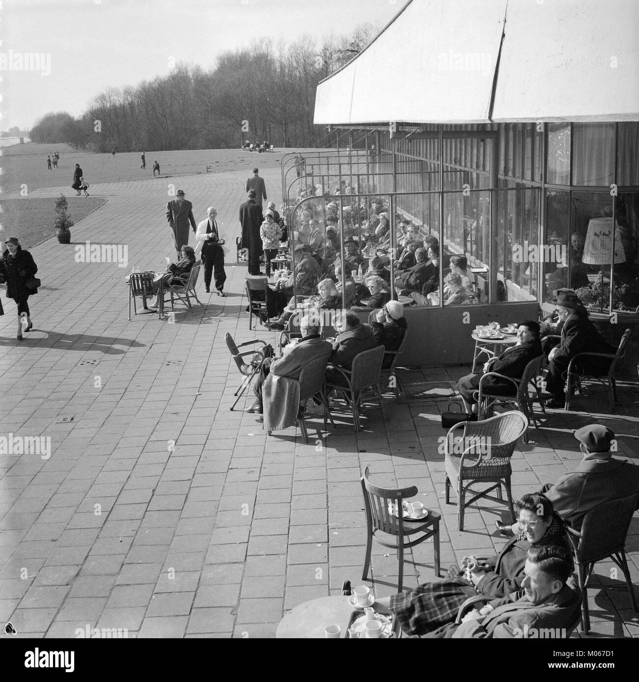 Fotografia del Bosbaanrestaurant con clienti che godono del sole, raffigurante la cultura del tempo libero e l'attività sociale del XX secolo. Foto Stock