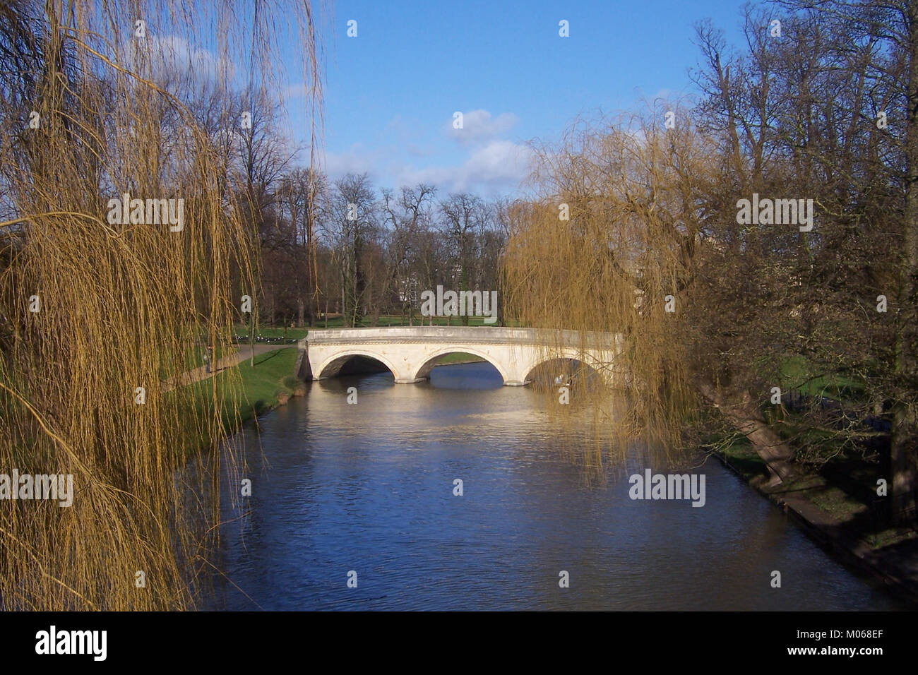Fotografia di Cambridge che mette in evidenza l'architettura iconica, le strutture storiche e l'atmosfera culturale della città. Foto Stock