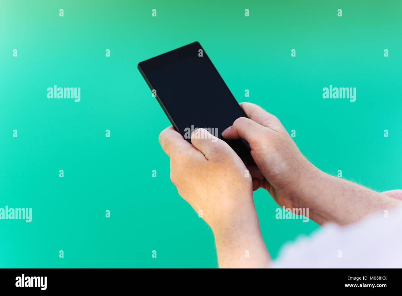 La donna gli sms sul cellulare dalla piscina, vacanze estive communication Foto Stock