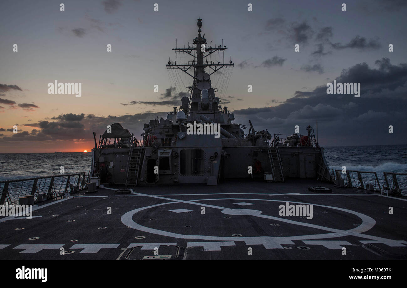 Il Arleigh Burke-class guidato-missile destroyer USS Carney (DDG 64) transita il Mare Mediterraneo dopo la partenza da Alessandria, Egitto. Foto Stock