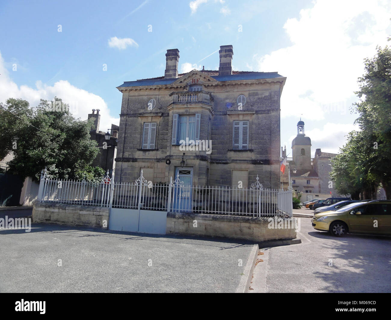 Fotografia del municipio di Bourg in Gironde, Francia, che illustra l'architettura civica, la funzione municipale, la progettazione regionale, e un significato storico. Foto Stock