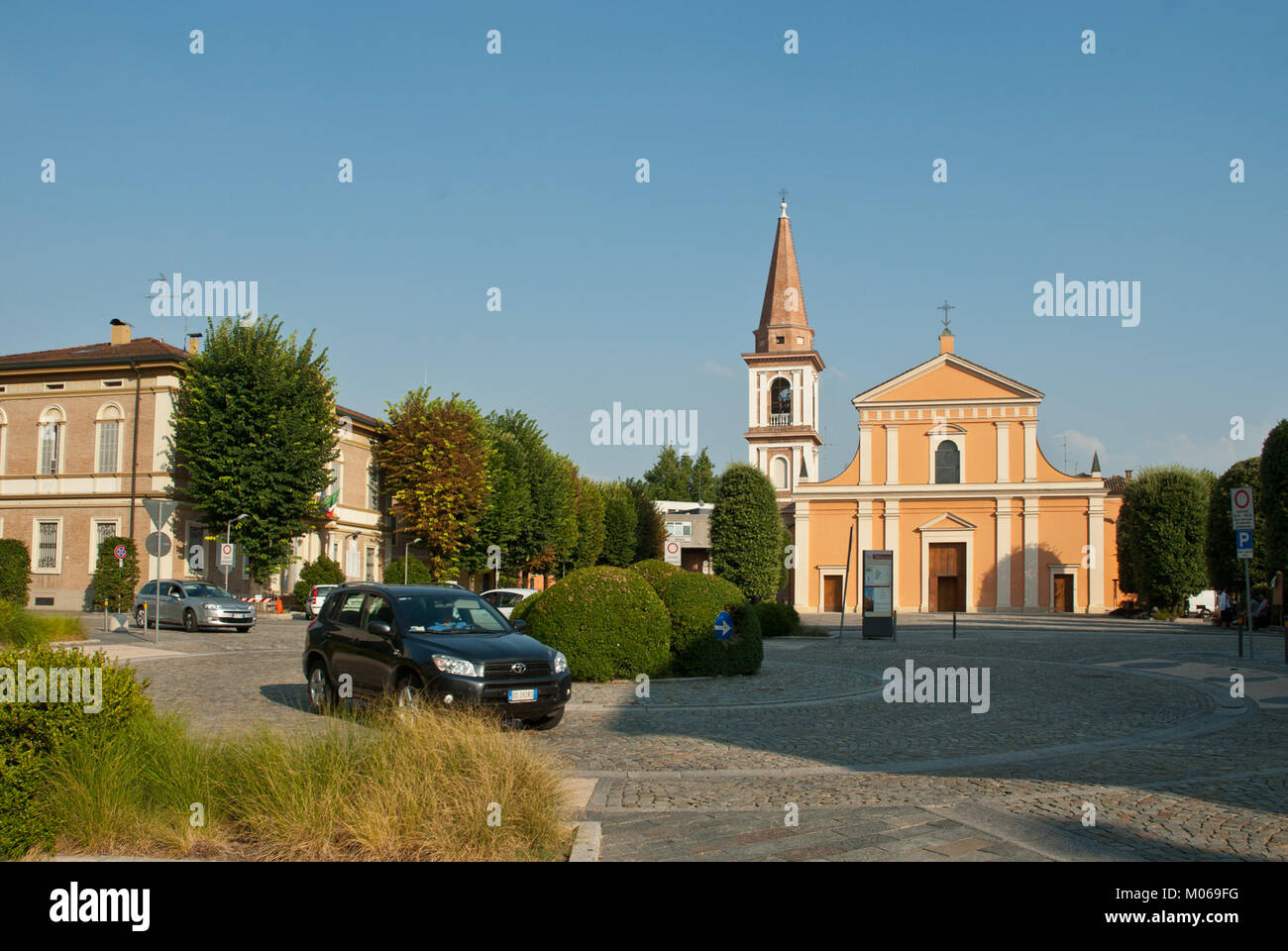 La piazza centrale di Campogalliano è uno spazio pubblico storico che mostra design architettonico e significato culturale nell'urbanistica e nelle attività cittadine. Foto Stock