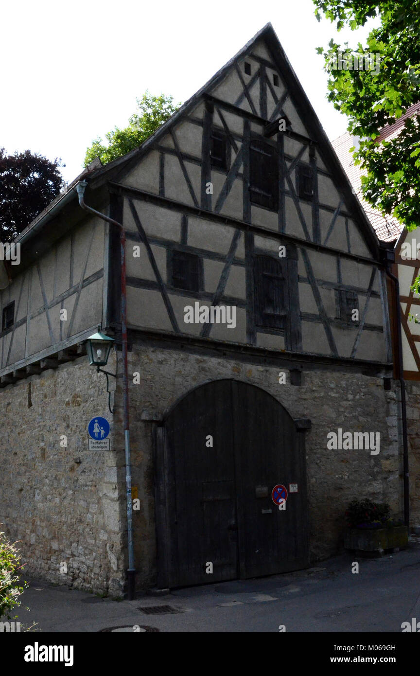 Burggasse 23 a Rothenburg ob der Tauber, Germania, è un edificio storico che esemplifica l'architettura medievale e il design urbano regionale. Foto Stock