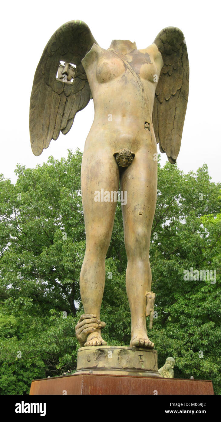 "Ikaria" di Igor Mitoraj è una scultura presso il Campus Westend, caratterizzata da forme frammentate di ispirazione classica che fanno riferimento alla mitologia greca e all'anatomia umana, riflettendo l'interpretazione artistica modernista. Foto Stock