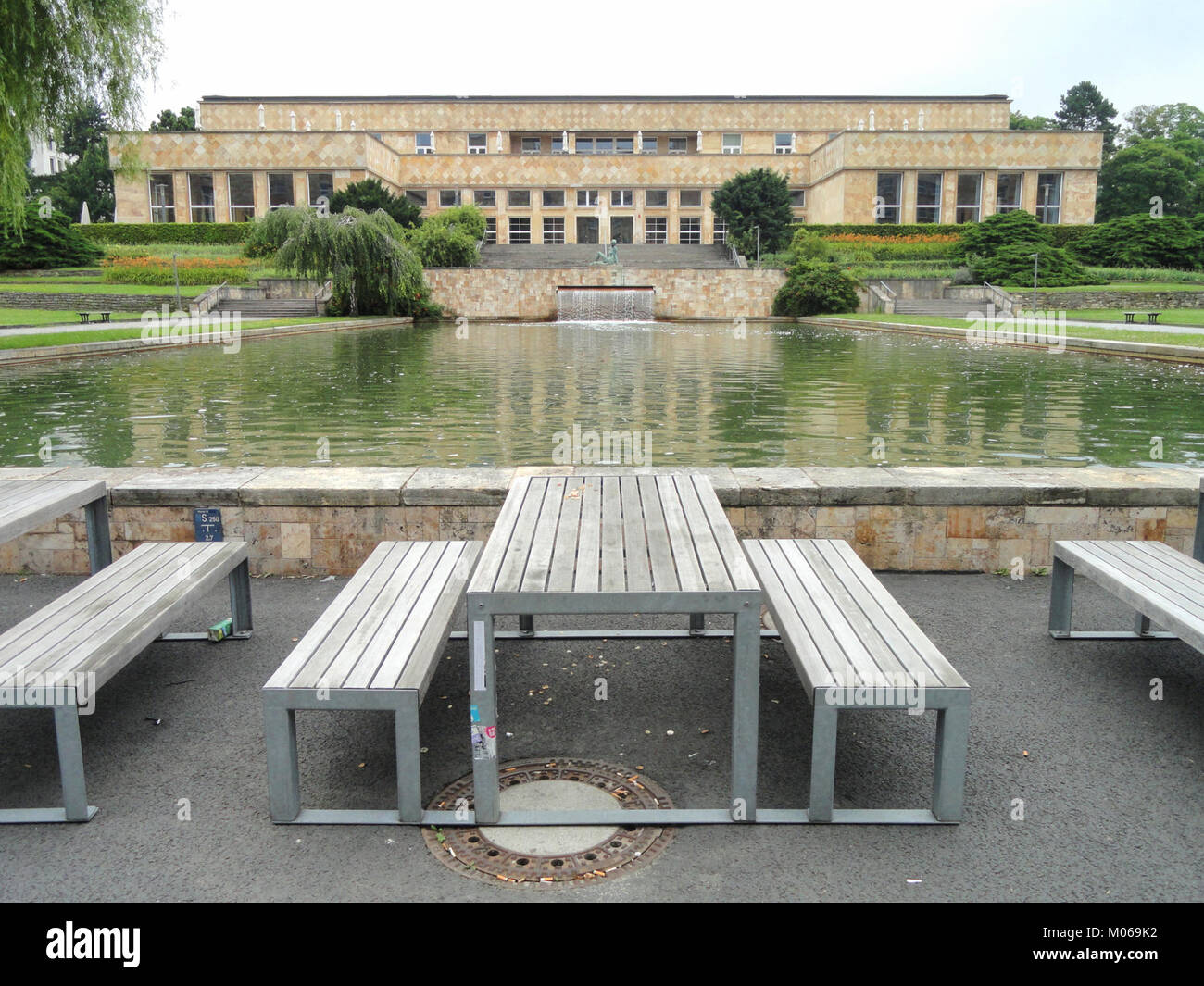 Fotografia del Campus Westend che mostra eleganti edifici moderni, pianificazione urbana e il suo ruolo di centro accademico e finanziario a Francoforte. Foto Stock