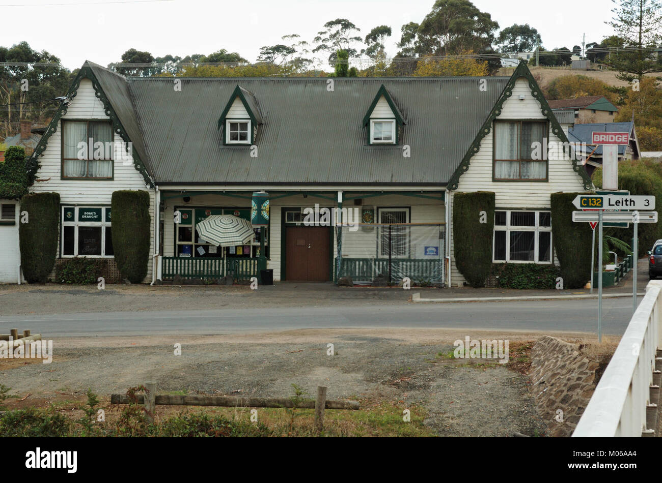 Questa immagine mostra il Forth Bridge e l'hotel, evidenziando il design strutturale, le caratteristiche architettoniche e l'interazione scenica tra ambienti naturali e costruiti. Foto Stock