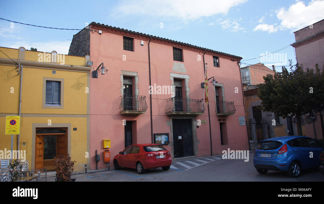 Il municipio di Caldes de Malavella in Catalogna, Spagna, è un edificio storico con un significato architettonico e civico, che rappresenta il governo locale e le attività della comunità. Foto Stock