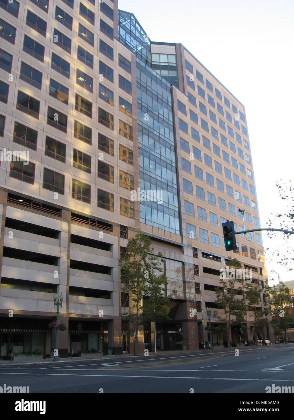 Il Caltrans District 4 Headquarters in California è una struttura amministrativa che supervisiona la pianificazione e le infrastrutture dei trasporti, mettendo in evidenza il design moderno e le operazioni a livello statale. Foto Stock