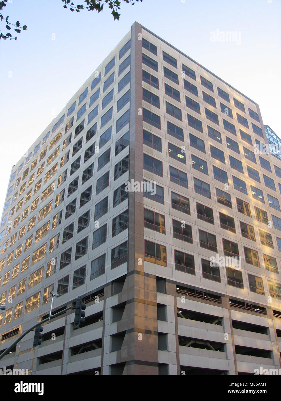 Il Caltrans District 4 HQ in California funge da quartier generale del Dipartimento dei trasporti dello stato, mostrando un design architettonico moderno. Foto Stock