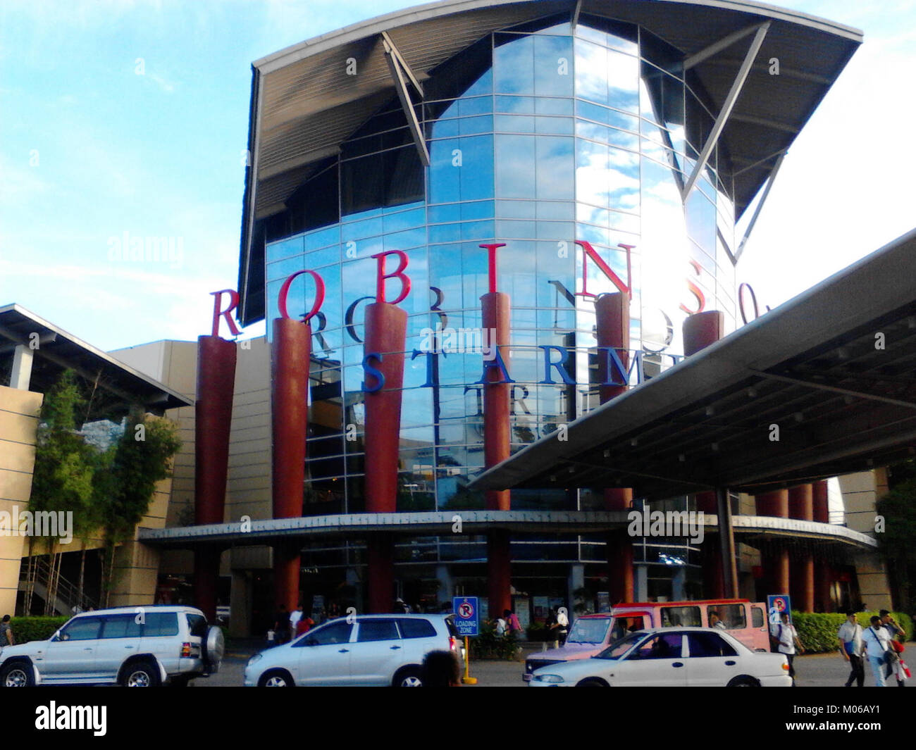 La facciata di Robinsons Starmills a San Fernando, Pampanga, Filippine, illustra l'architettura regionale moderna, il design commerciale e le caratteristiche strutturali urbane. Foto Stock