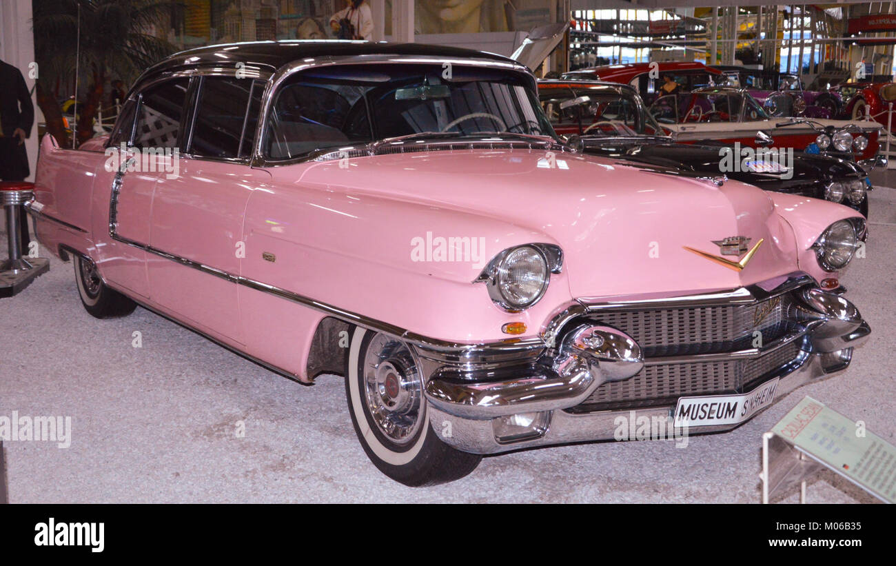 La Cadillac Sedan DeVille del 1956 è una classica auto di lusso americana, caratterizzata da un design a quattro porte e che rappresenta lo stile automobilistico e il significato culturale della metà del XX secolo. Foto Stock
