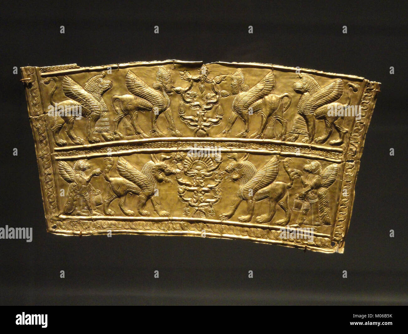 Un frammento d'oro del pettorale dell'VIII-VII secolo a.C. in Iran illustra i primi metalli persiani e l'antica lavorazione artigianale nel design delle armature. Foto Stock