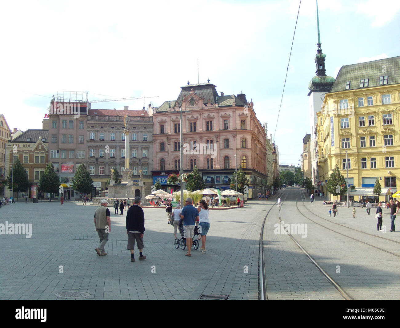 Piazza della libertà a Brno, Repubblica Ceca, è fotografata mostrando l'architettura storica e un vivace ambiente urbano. Foto Stock