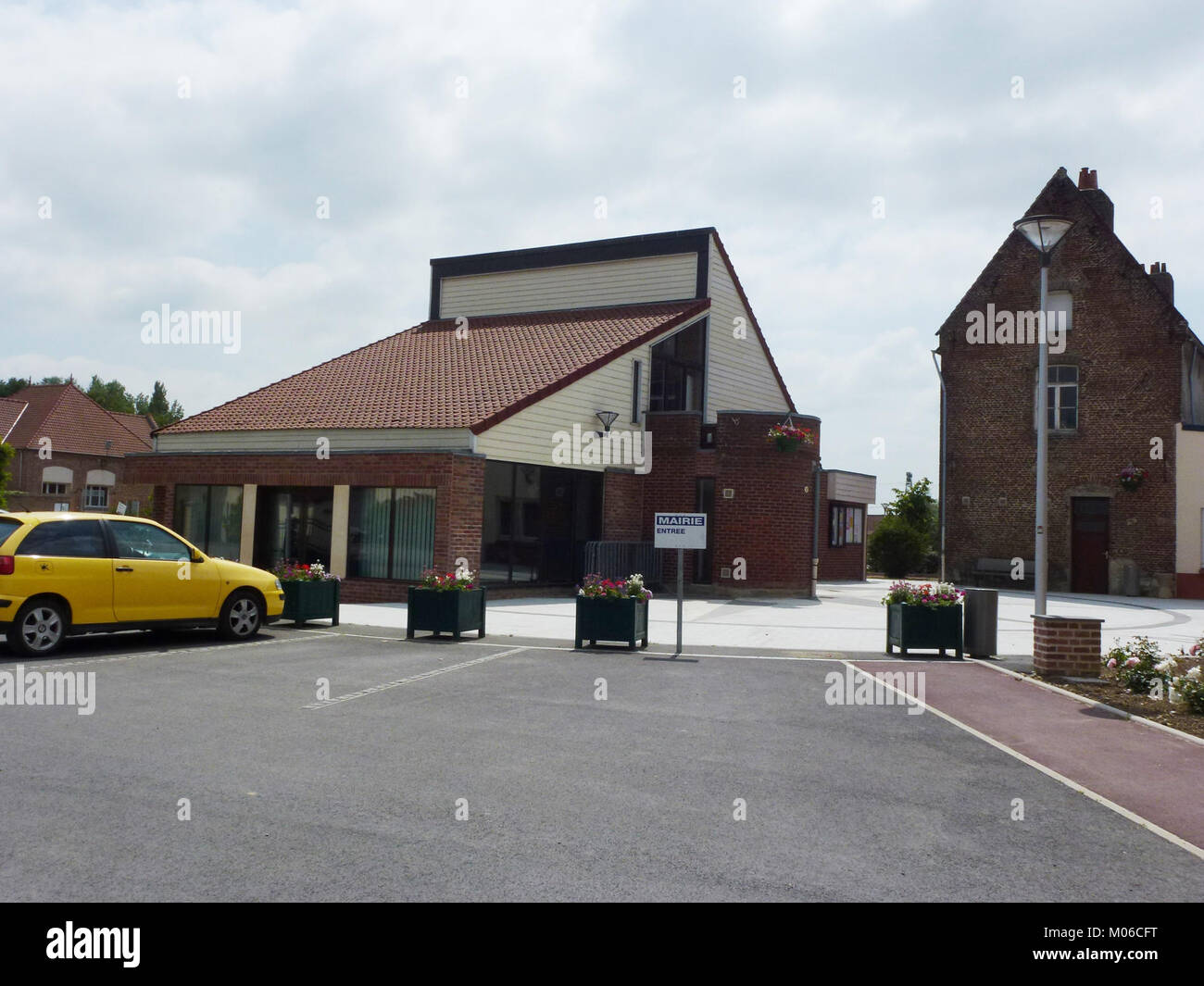 La caratteristica architettonica di Busnes Mairie a Pas-de-Calais illustra lo storico design civico francese e lo stile architettonico regionale nelle strutture del municipio. Foto Stock