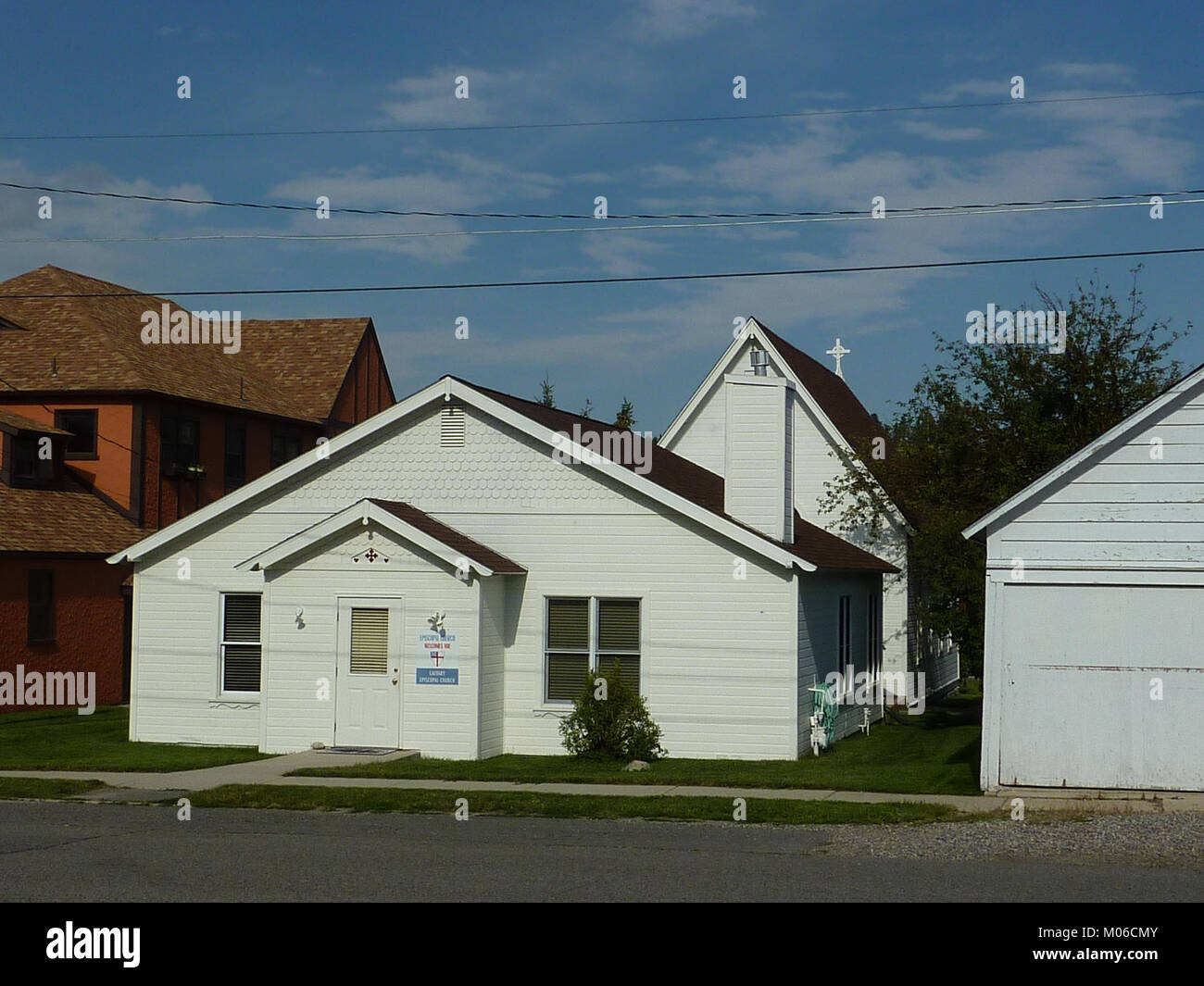 Chiesa Episcopale Calvario a Red Lodge, Montana, raffigurata con dettagli architettonici e importanza spirituale, che riflette il suo ruolo storico e culturale nella comunità. Foto Stock