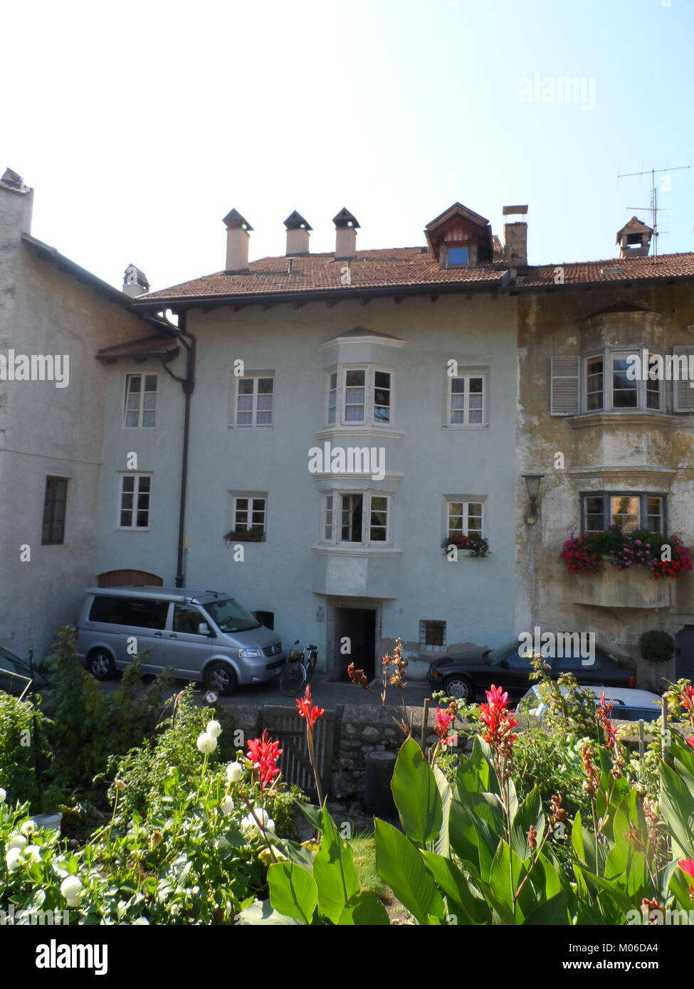 La stampa Brixen-Griesgasse 1638 illustra la vita urbana e l'architettura del XVII secolo a Bressanone, evidenziando edifici storici e la disposizione delle strade. Foto Stock