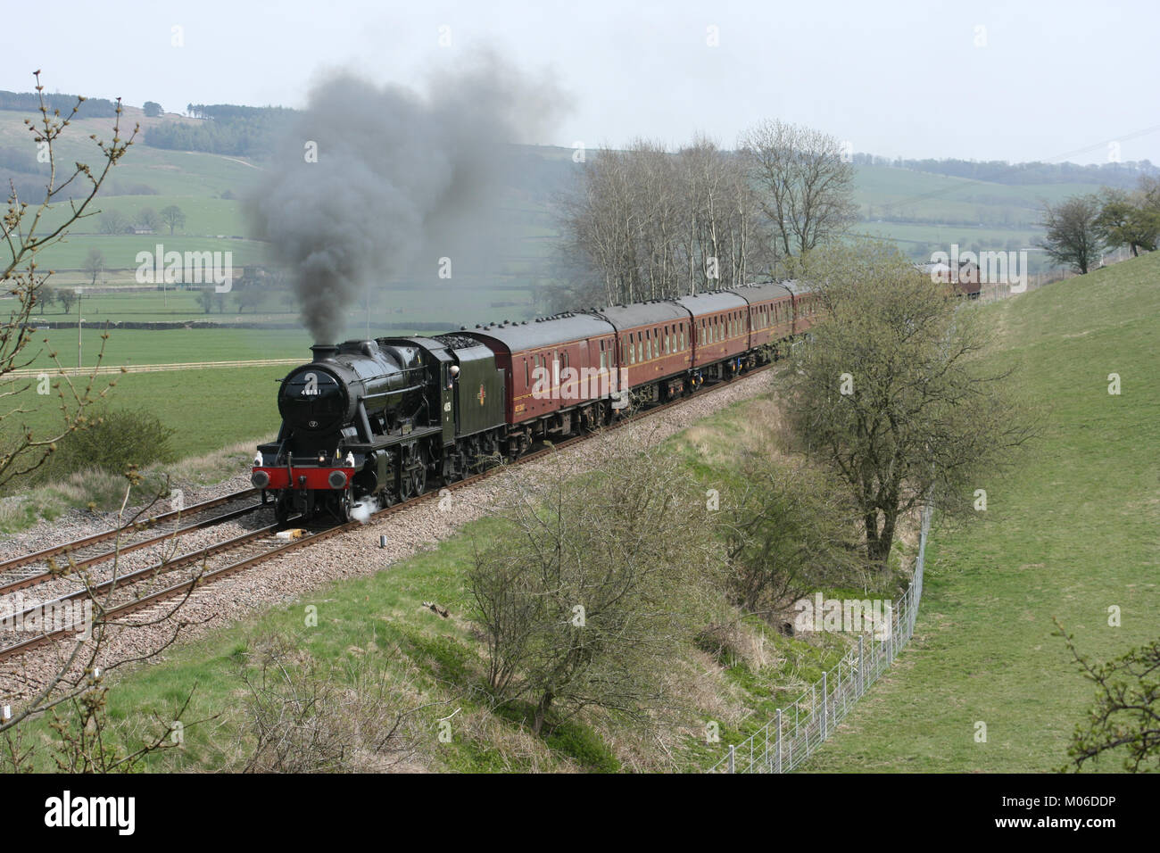 8F locomotiva a vapore n. 48151 A Gargrave - 23 Aprile 2010 con la carta Whitby-Carnforth treno - Gargrave, Regno Unito Foto Stock