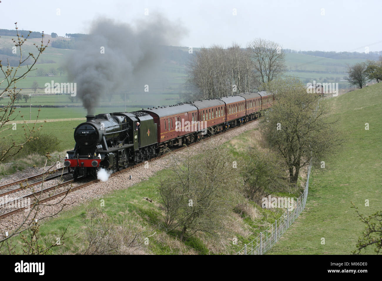 8F locomotiva a vapore n. 48151 A Gargrave - 23 Aprile 2010 con la carta Whitby-Carnforth treno - Gargrave, Regno Unito Foto Stock
