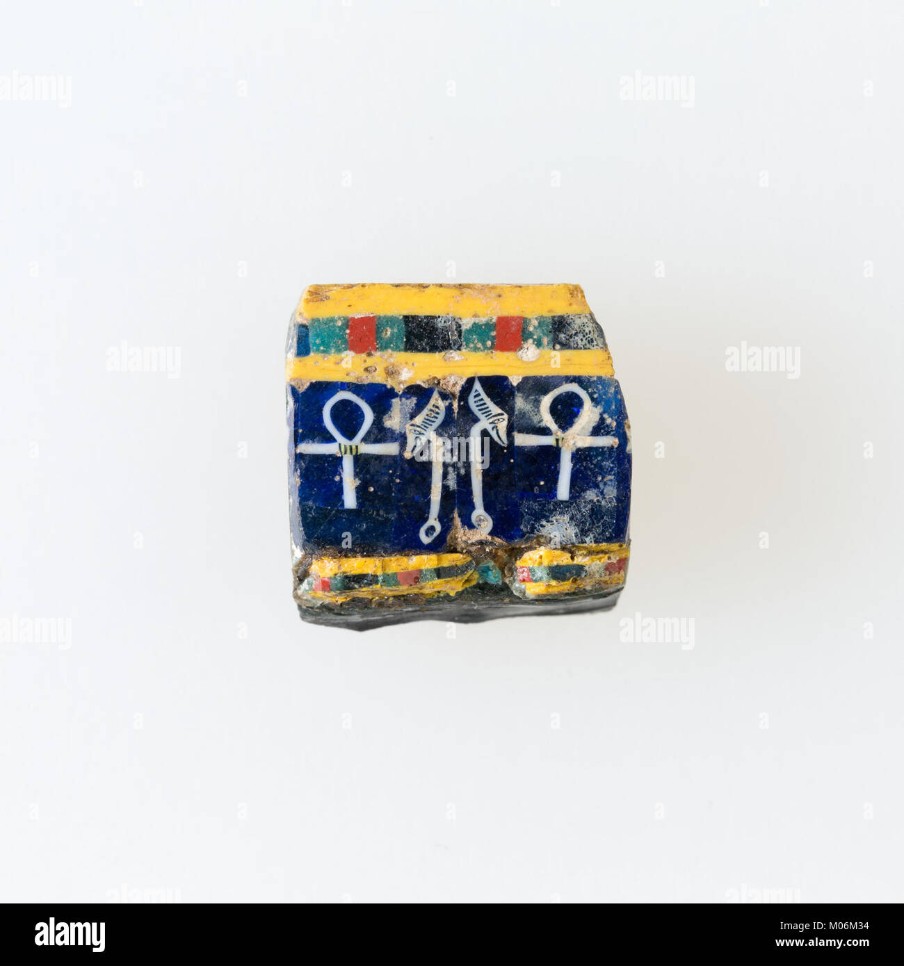 Frammento di intarsi con ankh e scettri di Was rappresenta simboli egiziani di vita e potere, illustrando l'artigianato e il significato culturale. Foto Stock