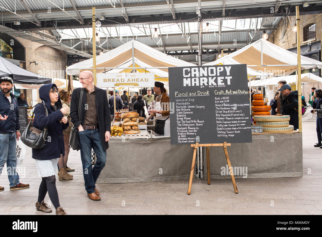 Le persone che visitano la tettoia mercato, King's Cross a Londra. Mercato della tettoia è un pop-up di mercato vicino a Piazza granaio con varie bancarelle da independen Foto Stock