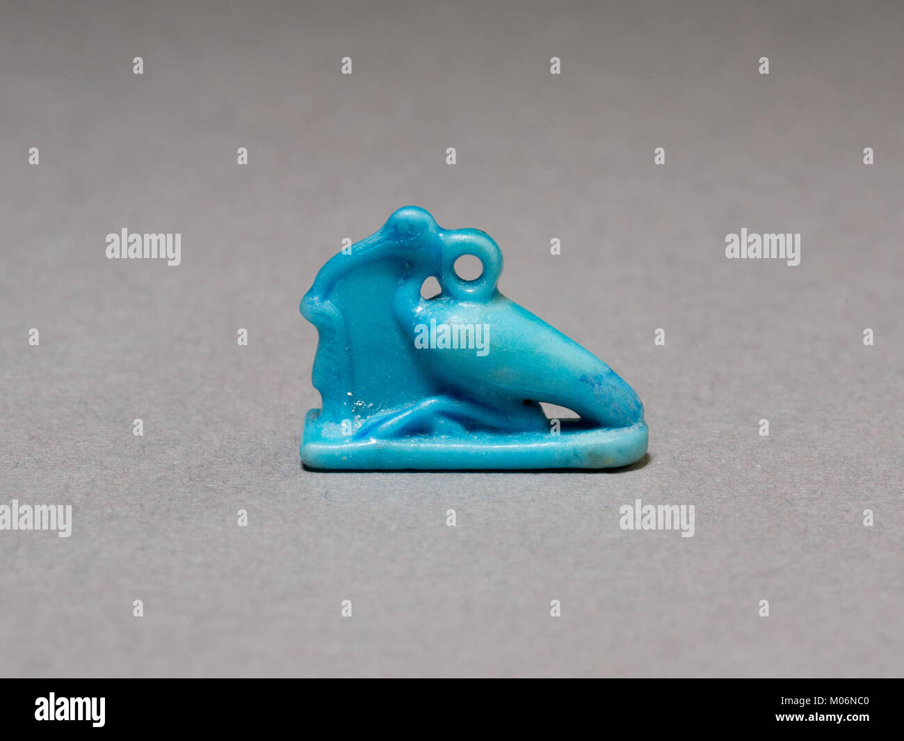 Questo manufatto raffigura un ibis con una piuma Maat, che simboleggia verità e giustizia, sacro a Thoth nell'antica cultura egizia, che riflette le credenze religiose e l'iconografia. Foto Stock