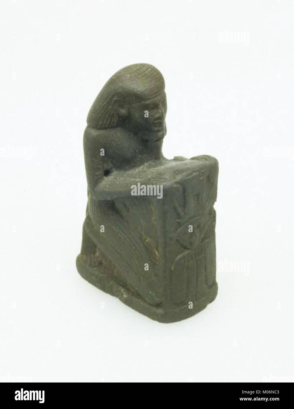 Questa statua Sistroforo in miniatura rappresenta l'iconografia religiosa egiziana e le divinità, conservata nella collezione del Metropolitan Museum of Art. Foto Stock