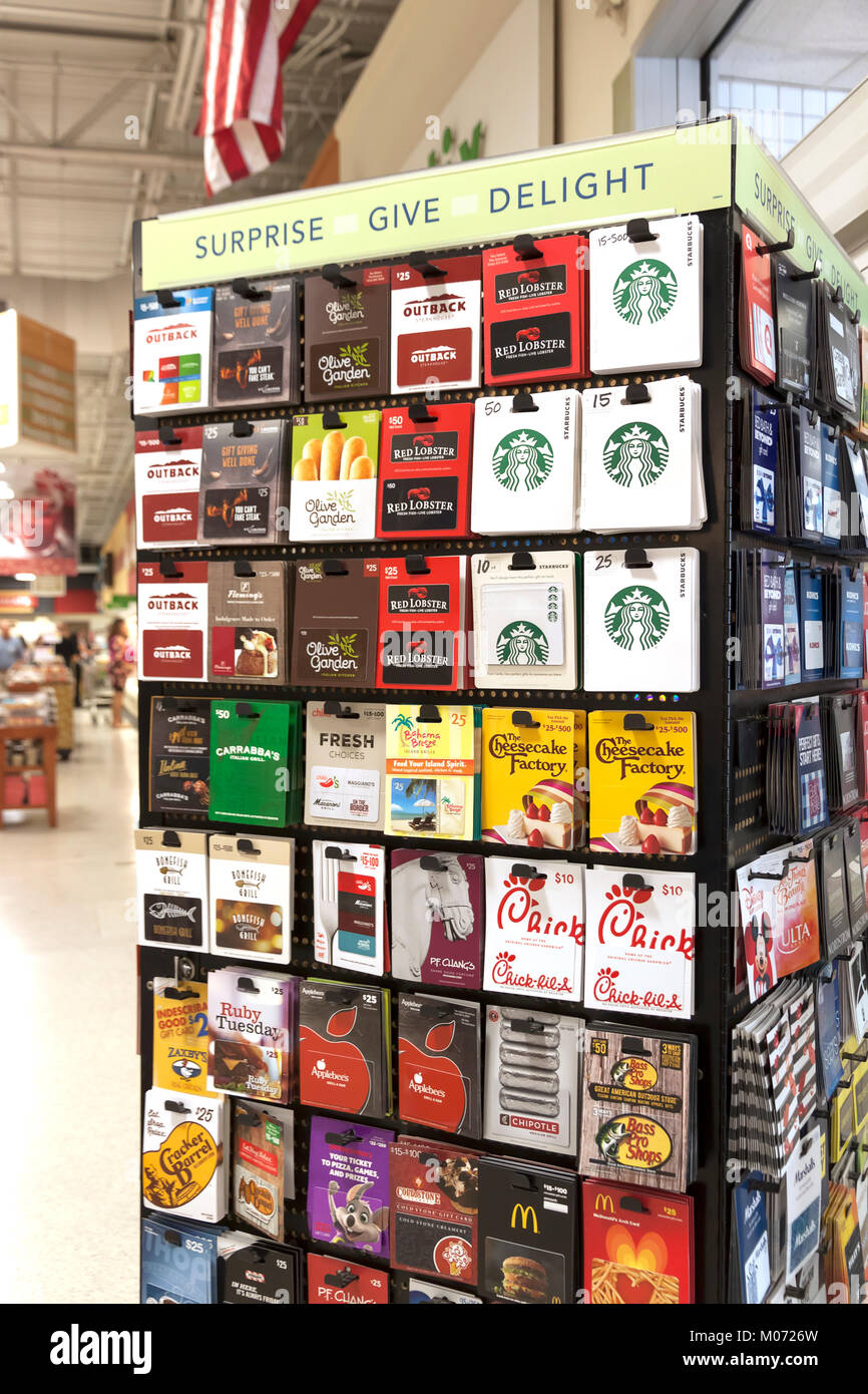Ristorante, il cibo e la bevanda carte regalo in vendita su un display del negozio rack. Foto Stock
