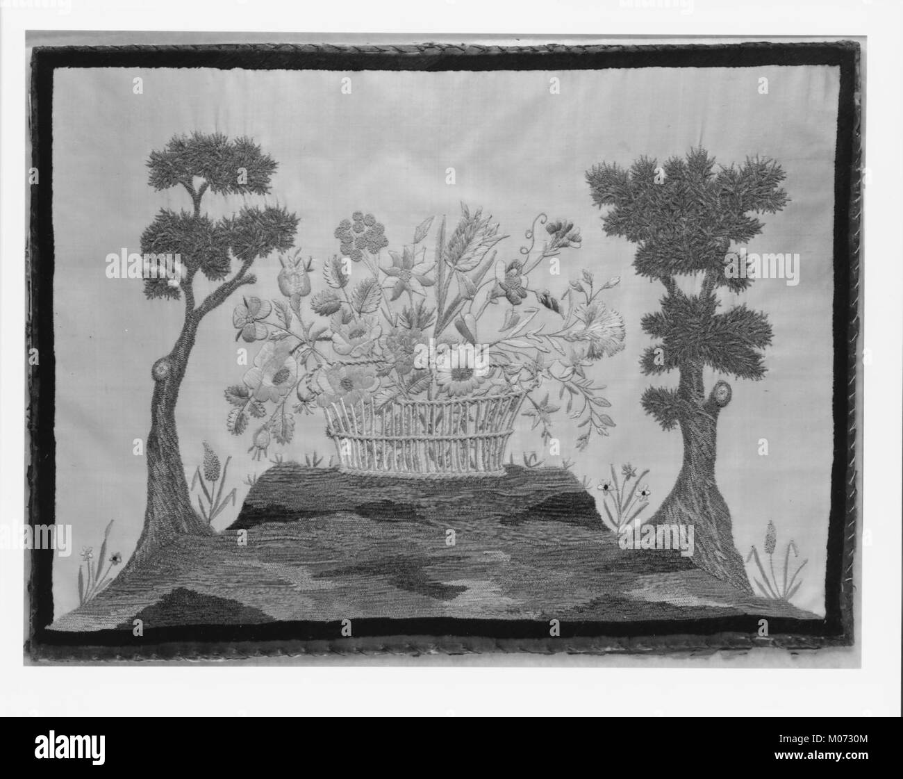 Questa immagine ricamata è un'opera d'arte che mette in risalto l'artigianato e l'abilità artistica, riflettendo le arti tessili e le pratiche culturali del suo periodo storico. Foto Stock Questa immagine ricamata è un'opera d'arte che mette in risalto l'artigianato e l'abilità artistica, riflettendo le arti tessili e le pratiche culturali del suo periodo storico. Foto Stock