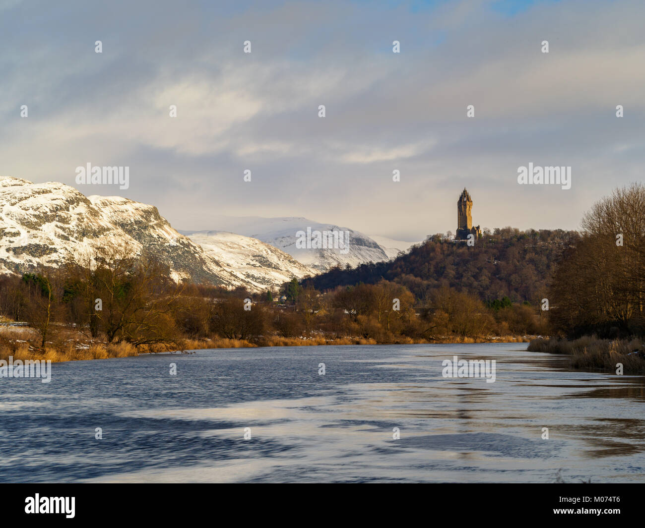 Il Monumento Wallace come osservata attraverso il fiume Forth, Stirling, in Scozia. Foto Stock