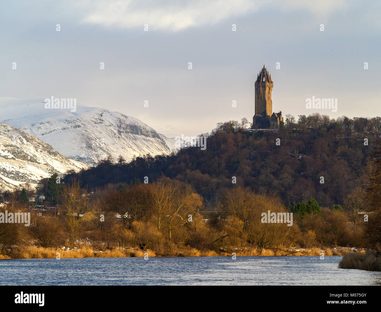 Il Monumento Wallace come osservata attraverso il fiume Forth, Stirling, in Scozia. Foto Stock