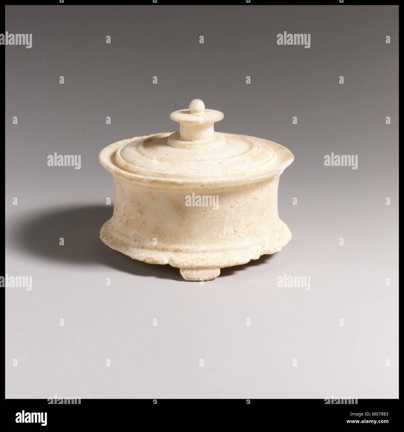 Questo antico pyxis in marmo funzionava come un contenitore per piccoli oggetti, riflettendo l'artigianalità, il lusso e la raffinatezza del suo periodo. Foto Stock