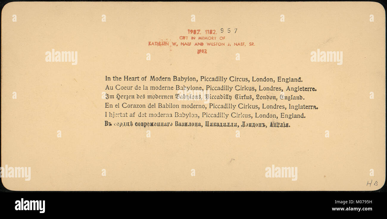 Questa fotografia di Piccadilly Circus a Londra raffigura un vivace punto di riferimento urbano, che ne illustra il significato come una moderna piazza della città. Foto Stock