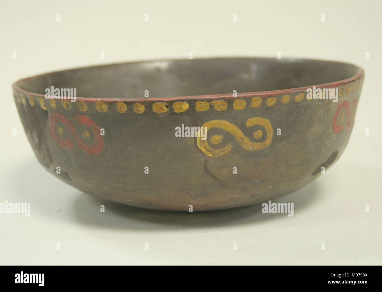 Questa ciotola con disegni incisi illustra l'abilità artigianale, l'uso decorativo o cerimoniale e l'attenzione ai dettagli nell'arte ceramica. Foto Stock