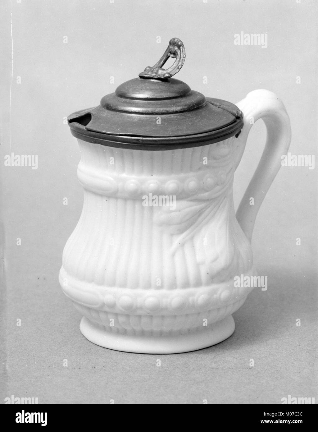 Questa pentola di senape del XVIII secolo dimostra la maestria della lavorazione dei metalli, combinando design funzionale e decorativo, riflettendo la cultura materiale europea. Foto Stock