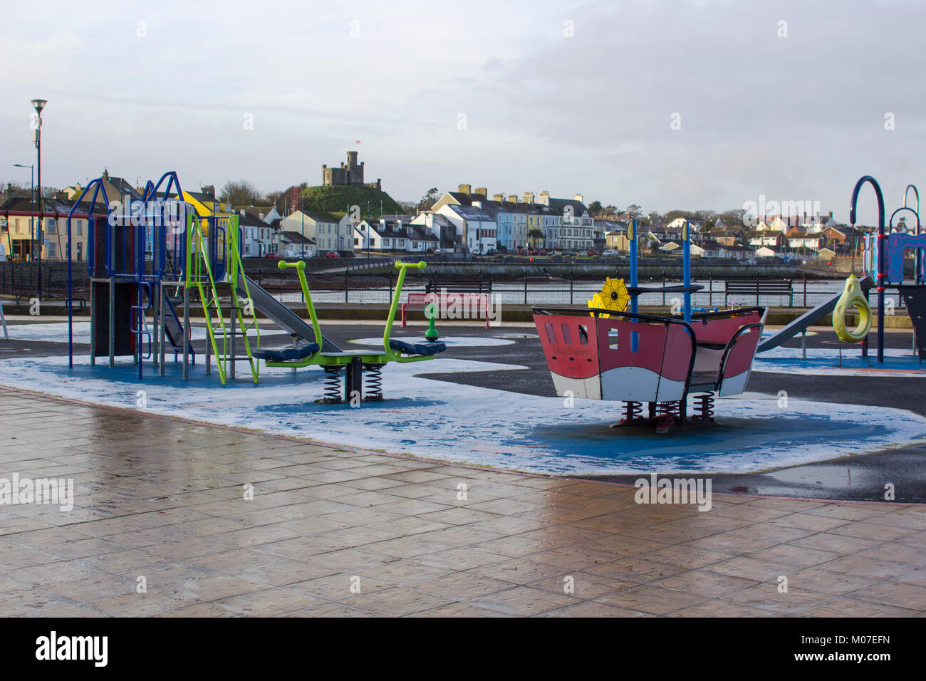 Il colorato parco giochi per bambini sul lungomare di Donaghadee County Down in Irlanda del Nord in un gelido inverno pomeriggio Foto Stock