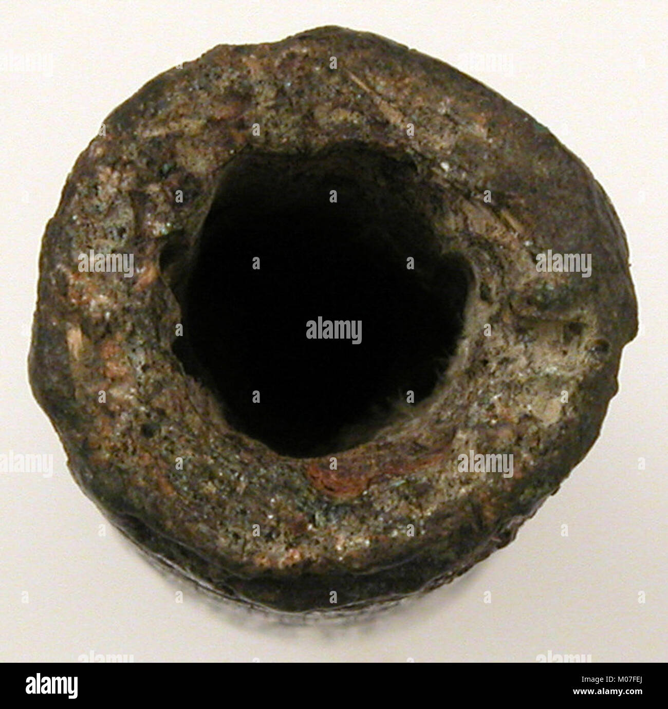 Questo tubo kohl, catalogato come MET sf04-2-528bs3, è un antico contenitore cosmetico per l'applicazione di kohl, che riflette le pratiche cosmetiche e la cura personale nell'Egitto storico. Foto Stock