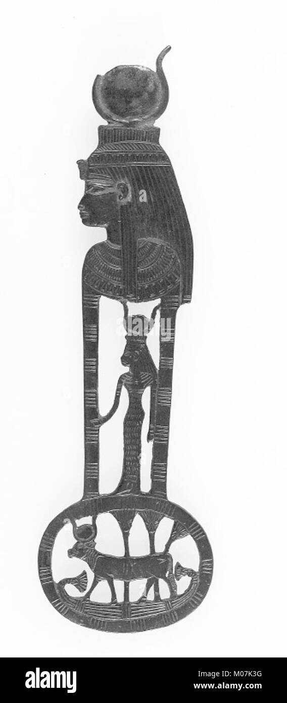 Questa controposizione Menat mostra Hathor come una donna e una mucca, un antico oggetto rituale egiziano che simboleggia gli attributi della dea, conservato nella collezione MET. Foto Stock