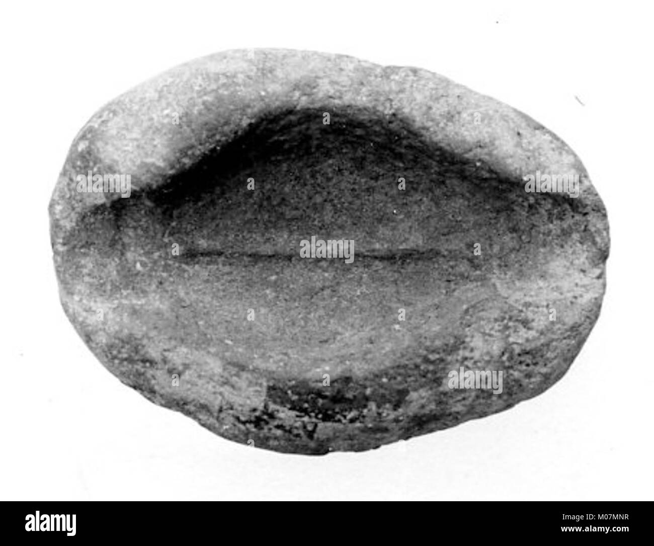 Questo stampo è stato utilizzato per creare le spalle degli scarabei, illustrando l'antico artigianato egiziano e il significato culturale degli scarabei nelle pratiche di sepoltura. Foto Stock