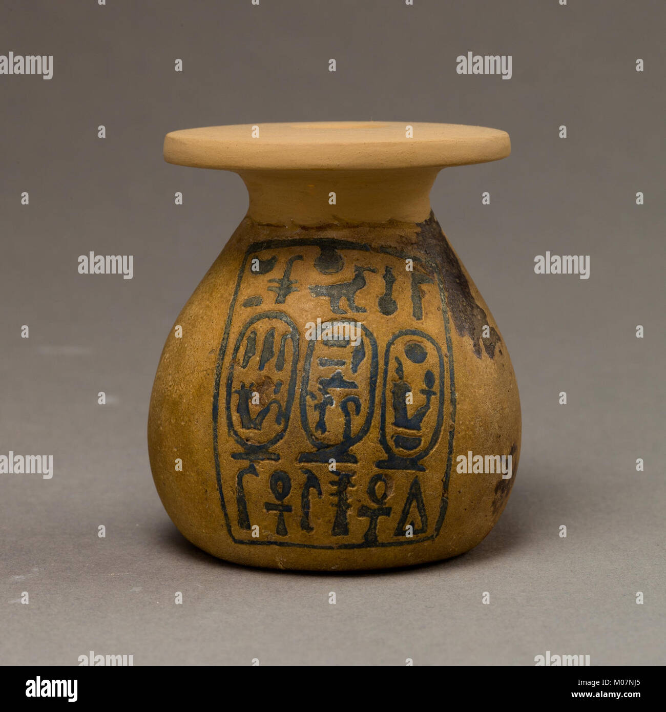 Kohl Insscribed Jar con i nomi di Amenhotep III e della regina Tiye incontrato 08.202.53 EGDP013452 Foto Stock