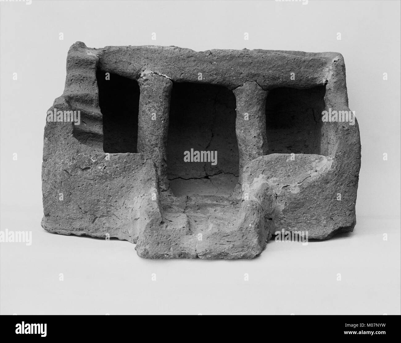 Un'illustrazione storica di un modello di casa della collezione MET, che mostra il design architettonico e lo stile di un periodo passato. L'immagine riflette la documentazione storica e il valore educativo. Foto Stock